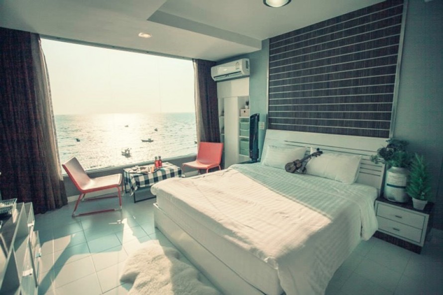Marina Sea View Bangsaen ที่พักห้องกระจกมองวิวทะเลได้จากบนที่นอน