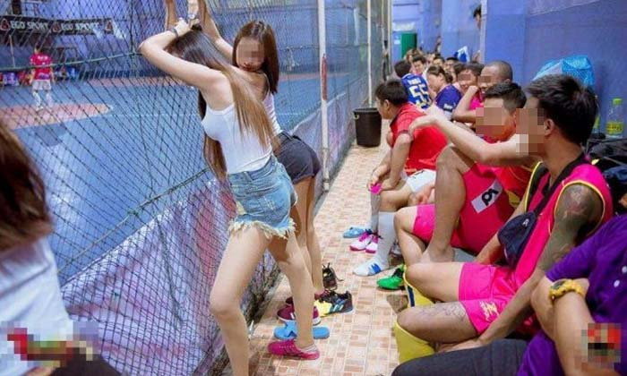 โซเชียลแฉภาพสนามแข่งบอลสุดหวิว มี ‘พริตตี้’ ไว้บริการนักเตะ